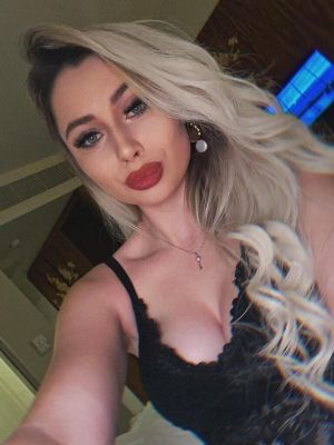 Latex woman Larissa for BDSM dating