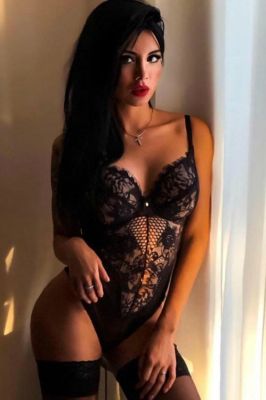 VIP treatment from 24 year-old elite escort Parisa