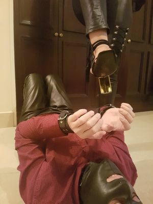 Latex woman Mimi for BDSM dating