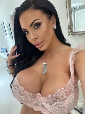 Sloan — prostitute for high class service in Beirut 