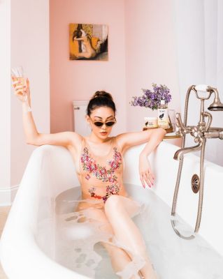 Beautiful escort model Janet: weight 57 kg, height 163 cm