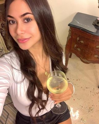Lesbian call girl Tina is waiting for ladies