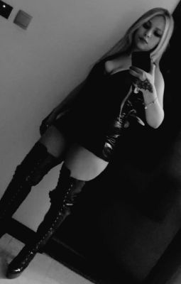 Busty escort in Beirut: Della works 24 round the clock